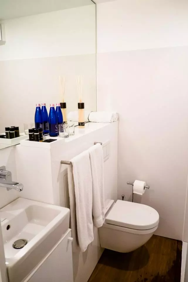 Each 20-foot long guest room has enough space for a floating box-spring bed, iPod docking station, air conditioning, and a bathroom area with a toilet and rain shower