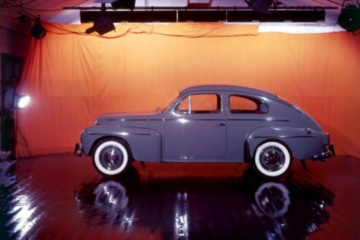 Volvo P544 under lights