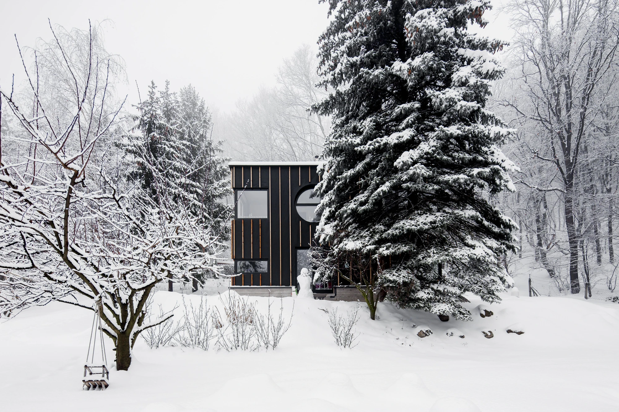 The house was covered with a simple black UV-resistant facade membrane (Photo: Zsolt Batár)