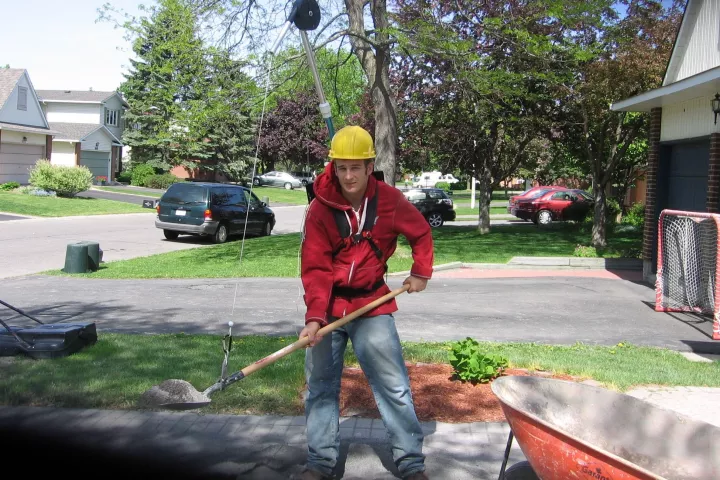 The Portable Support Tool Balancer transfers weight from the user's arms and shoulders to their torso