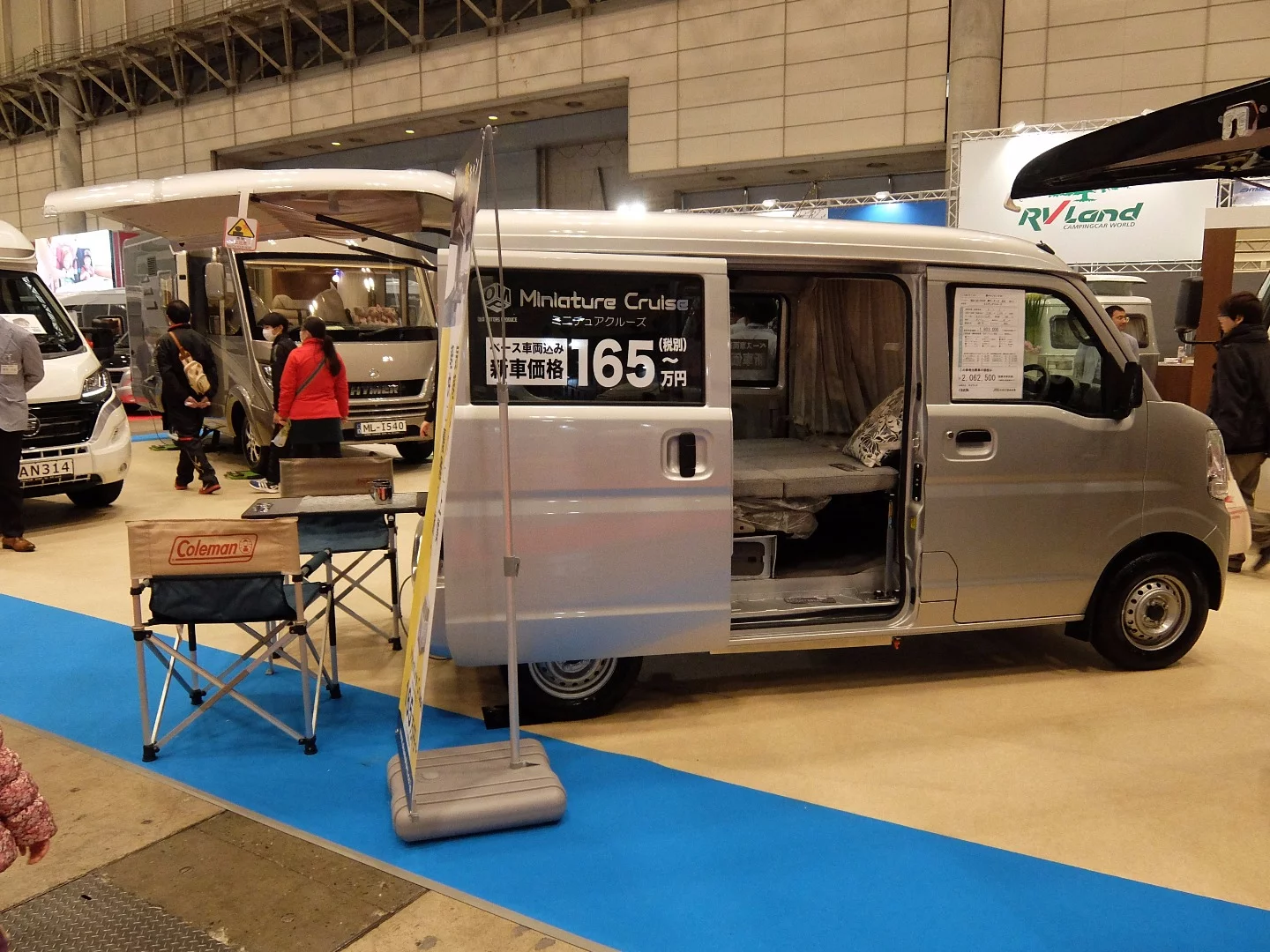 Alfresco dining in the Miniature Cruise Olive model