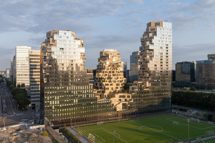 Valley consists of three connected towers that reach a maximum height of 67 m (220 ft), 81 m (265 ft), and 100 m (328 ft)