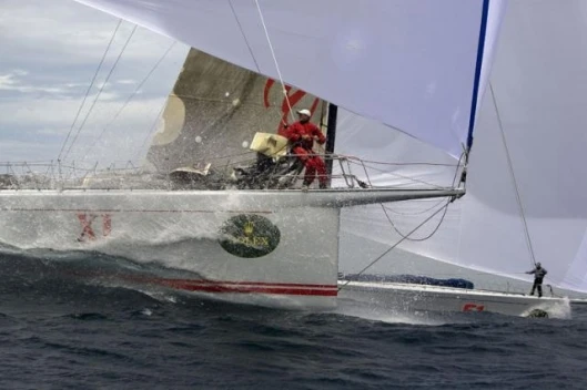 Battle of titans, WILD OATS XI and ALFA ROMEO Photo by: Carlo Borlenghi/ Rolex