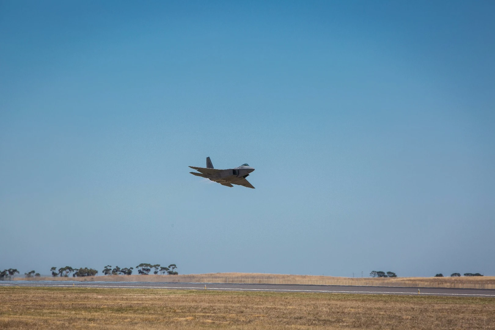 Short runway full power takeoff with the F-22A Raptor