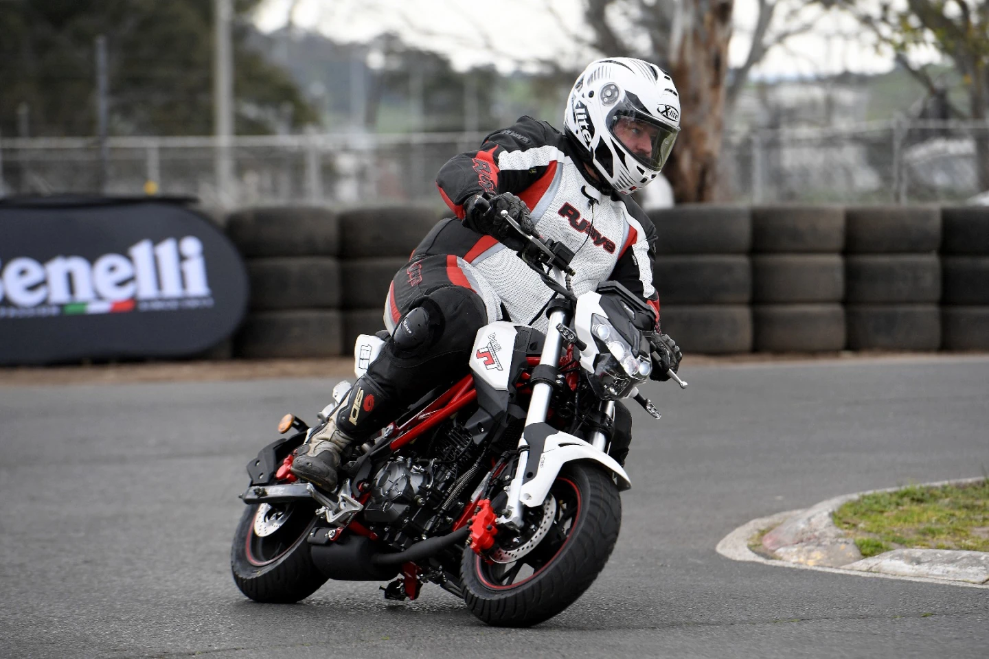 Benelli TnT125: watch that sidestand, you goon!