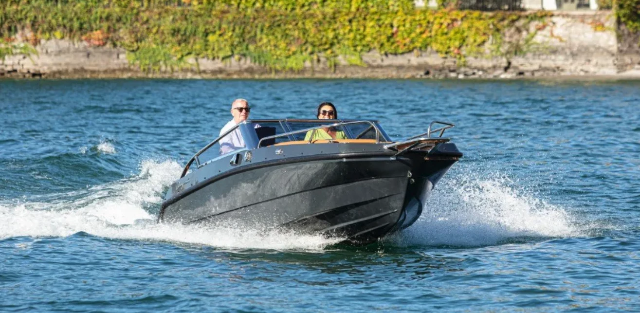 The light, quiet Wave e-550 zips around the water