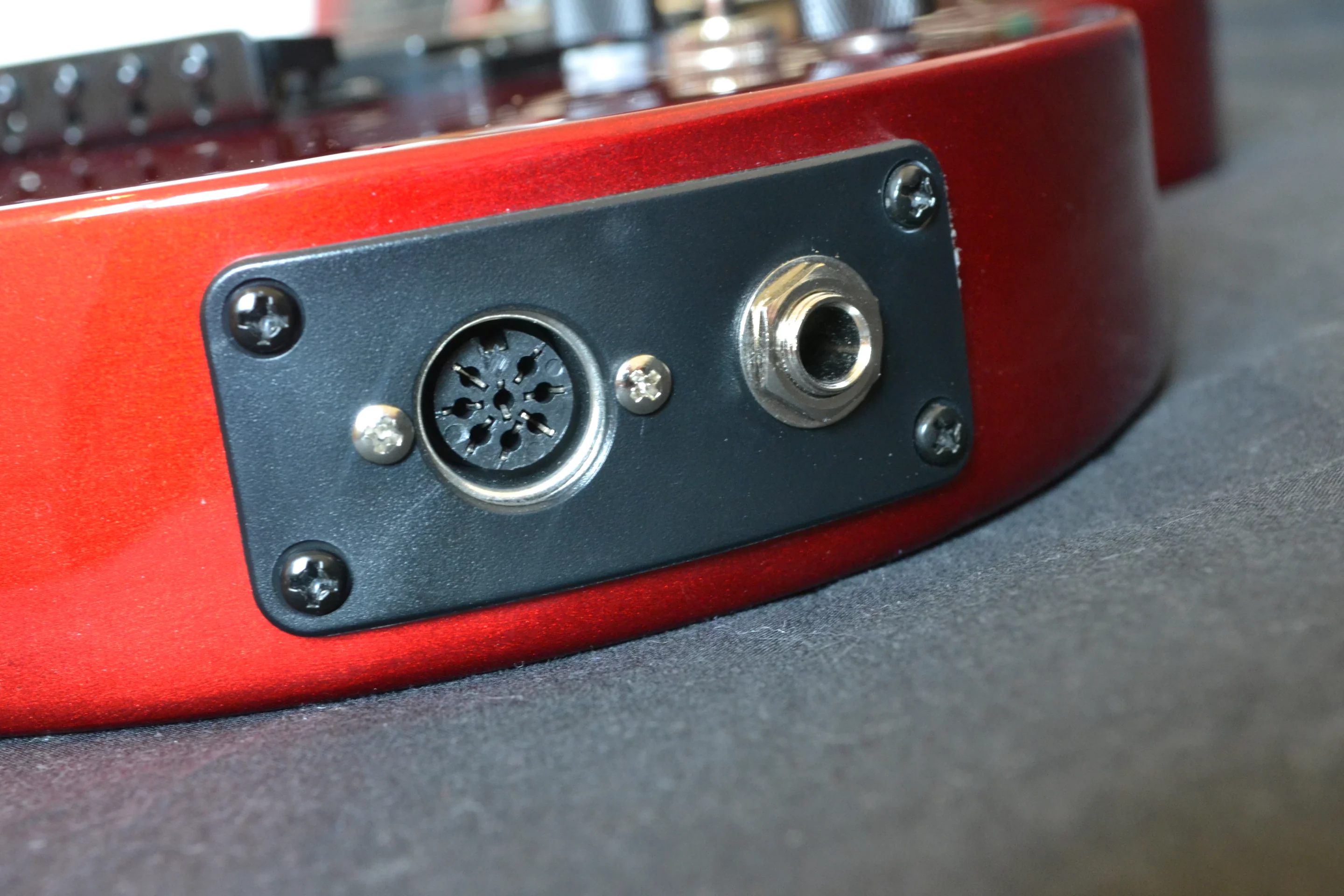 In addition to the 0.25-inch out jack, the AT-200 also sports an 8-pin DIN in/out port