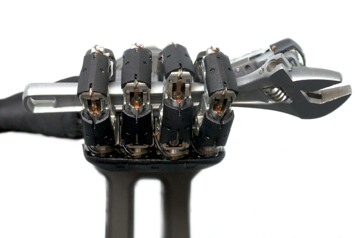 Remarkable robotic hand can now manipulate the objects that it's holding