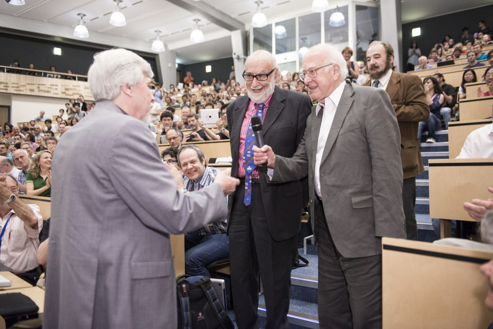 El director general del CERN, Rolf Heuer (izquierda), felicita a François Englert y Peter Higgs por el anuncio del descubrimiento del bosón de Higgs el 4 de julio de 2012