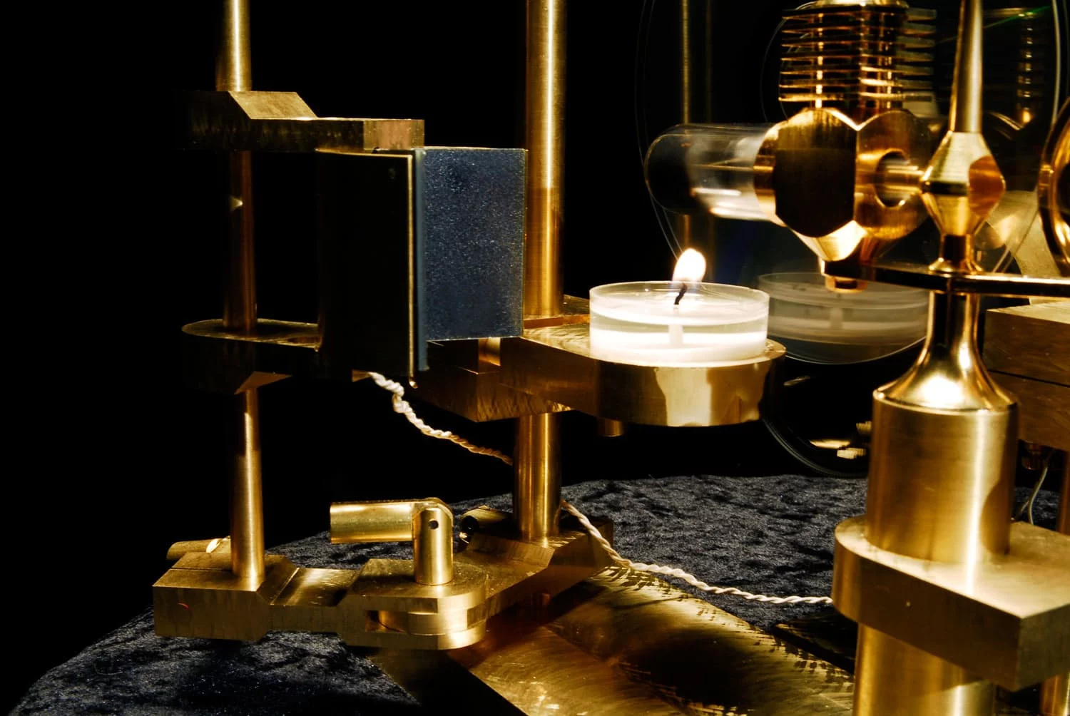 The Candela Vibrophase uses a tea light candle to power a Stirling engine, which drives a flywheel that spins a patterned disc