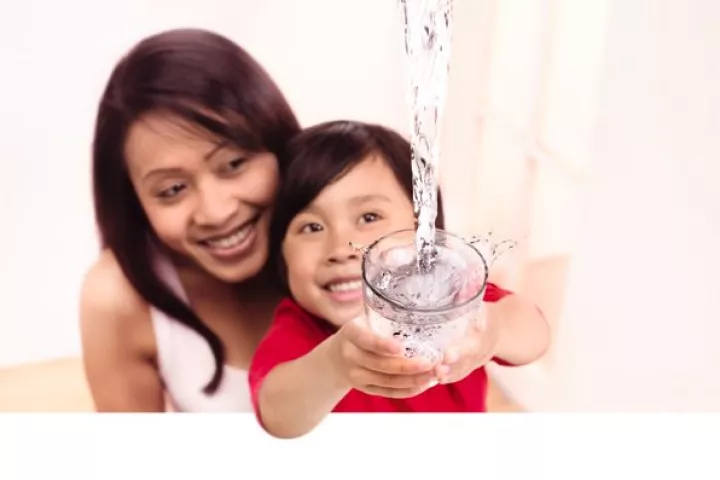 InstantTrust is a new product that uses UV light to instantly kill bacteria in drinking water (Photo: Philips)