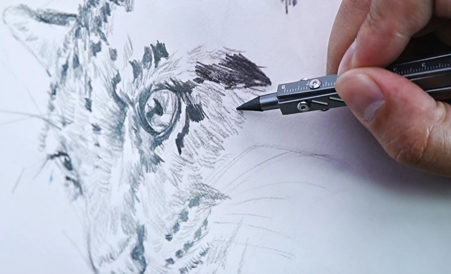 Smudge-free drawing or writing on all kinds of surfaces with an extremely long-life "eternity pen"