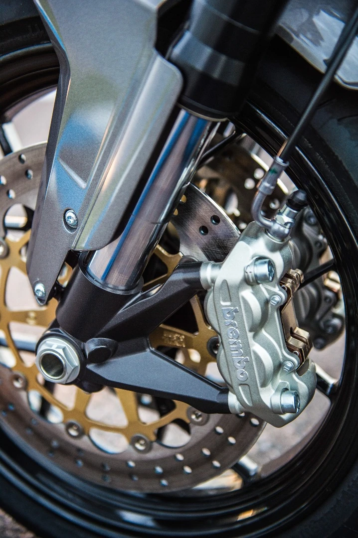 Two Brembo 4-pot radial calipers act on 310 mm disks
