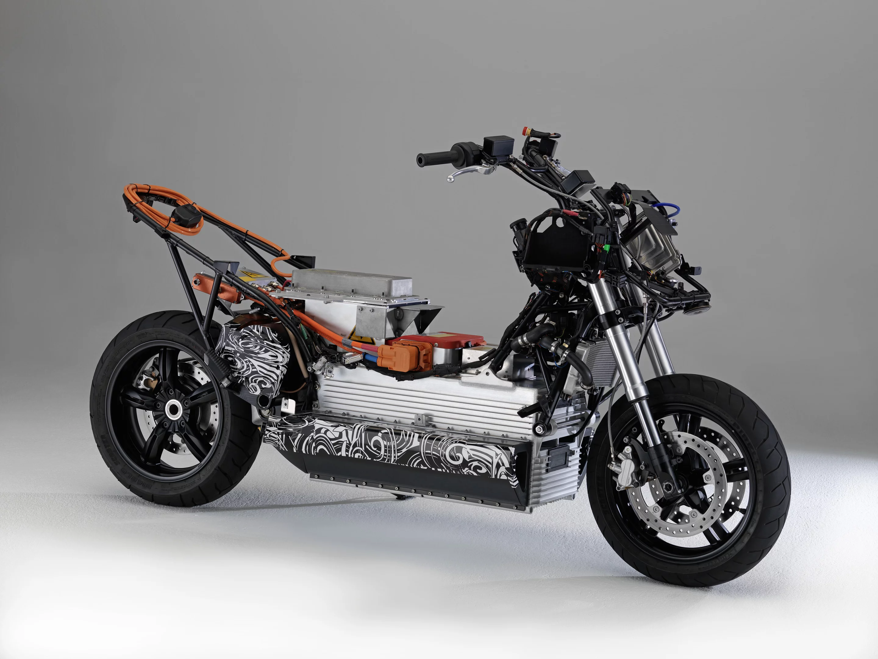 Previously released pics of the electro-scooter prototype show just how well BMW has used the shape of the maxi-scooter design