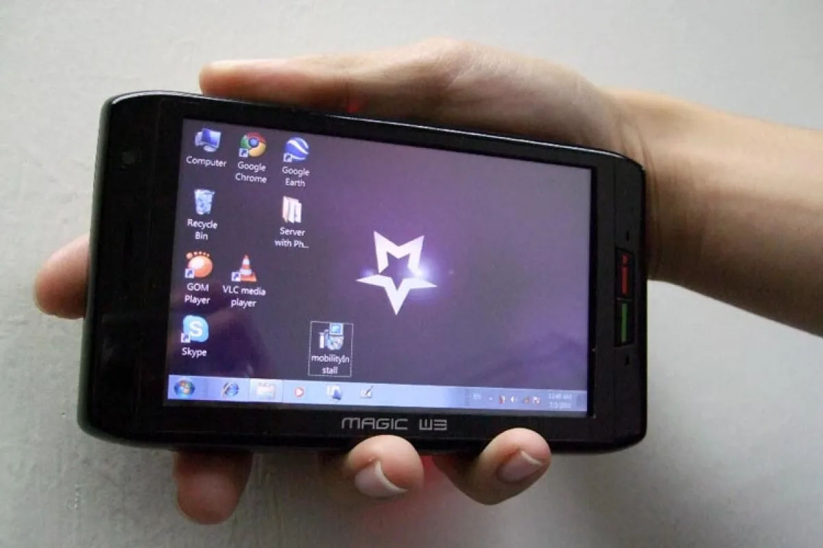 The Magic W3 is claimed to be the world's first handheld microcomputer running on a full version of Windows 7, and can also be used to make telephone calls