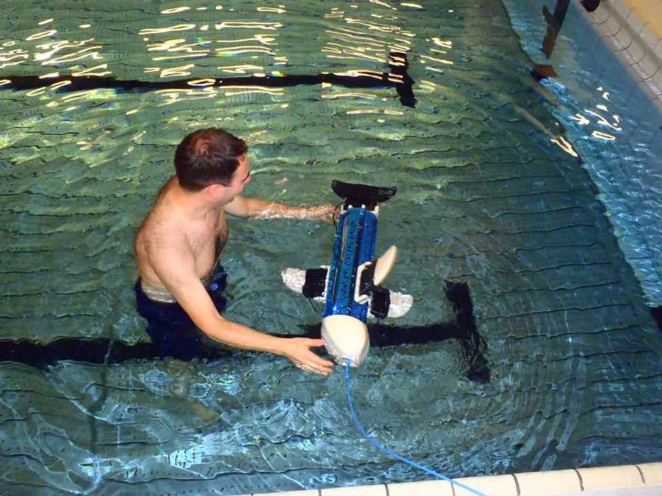 The naro team, from the Autonomous Systems Lab at ETH Zurich, tests the first naro-nanin robot (photo: naro - nautical robots)