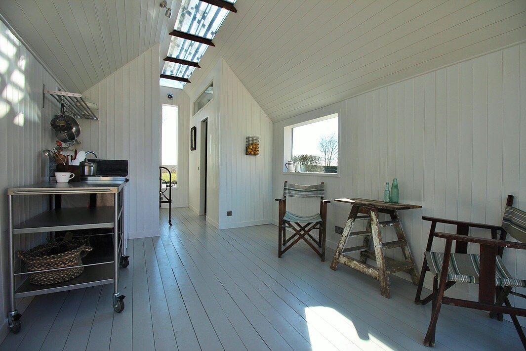 English tiny house firm Contemporary Shepherd Huts recently completed an updated take on the shepherd hut