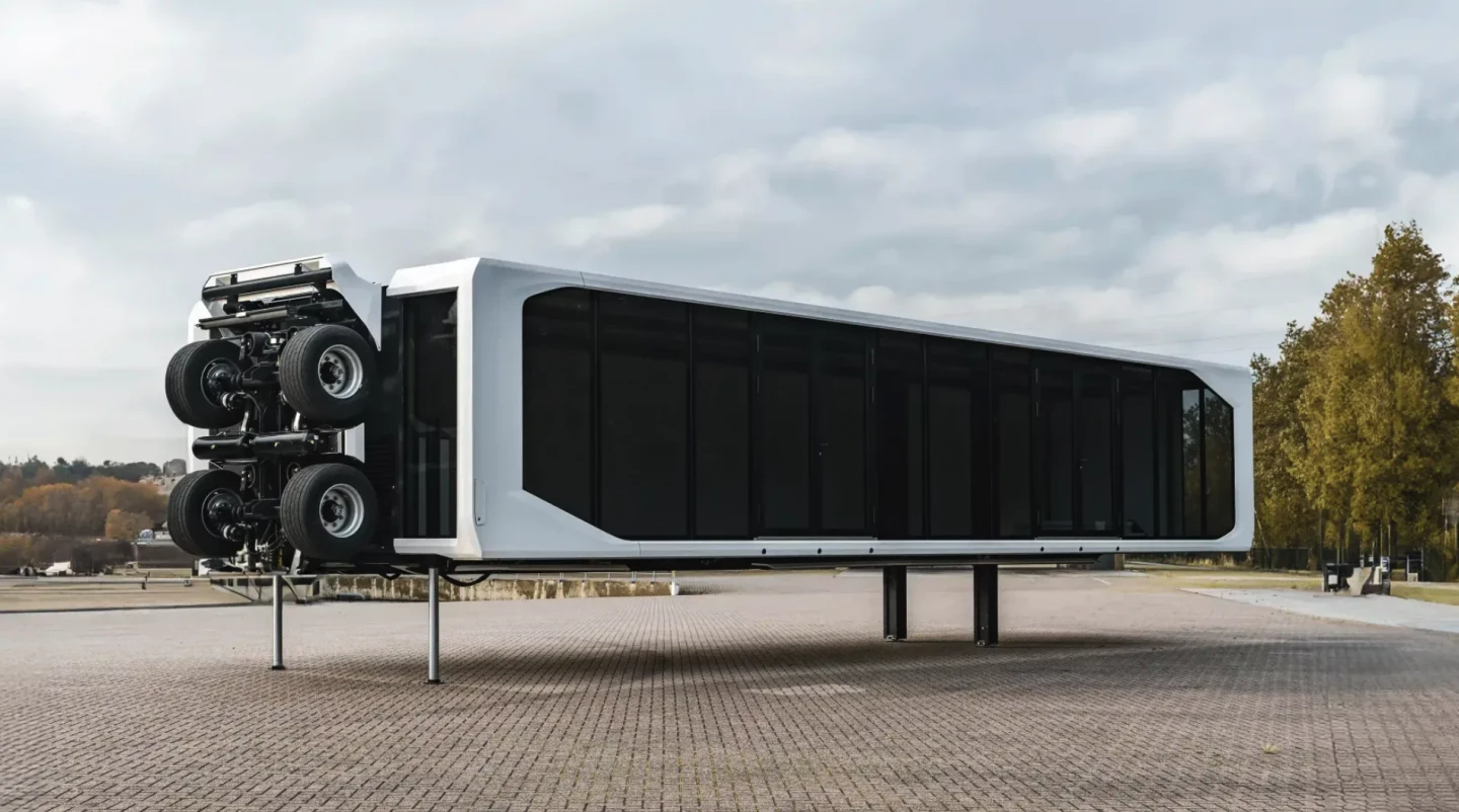 The signature feature of the Expandable Touchdown trailer platform is its retractable axle(s) and lowerable design