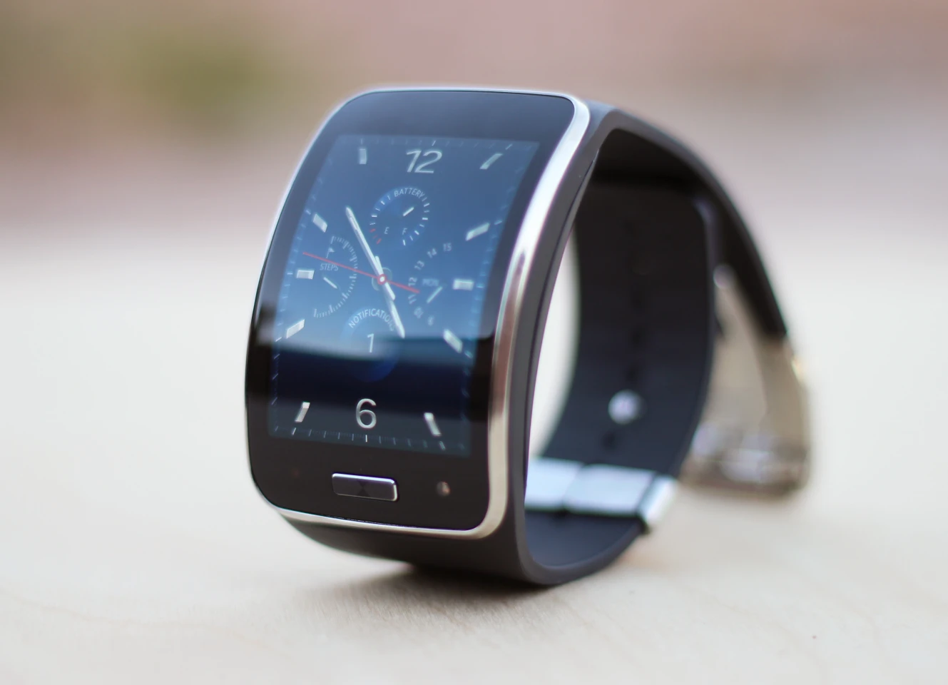 The 2-in, 480 x 360 screen on the Gear S (Photo: Will Shanklin/Gizmag.com)