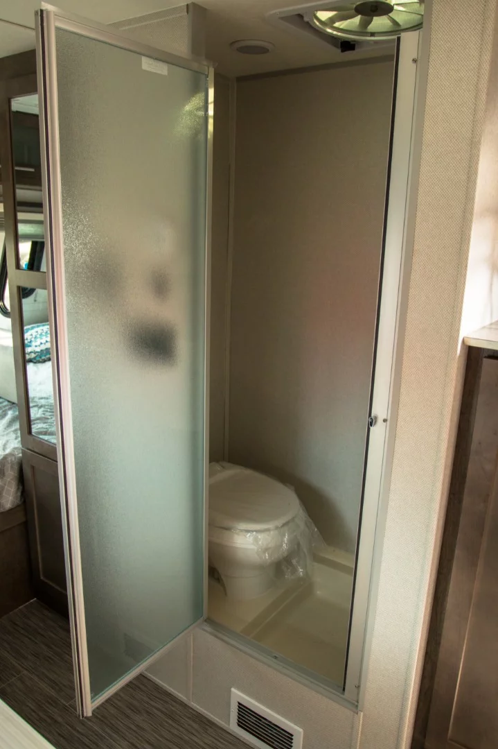 Compact wet bath in the NOBO 16.7