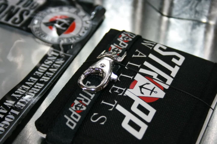 The Strapp Wallet is designed to be secured without chains