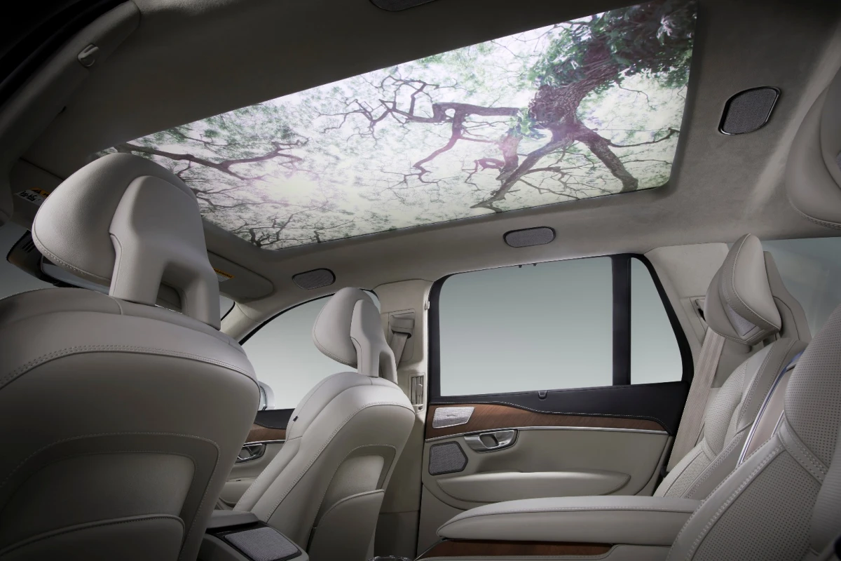 Harman has designed a QLED MoodRoof that can synchronize with the Music Motivator to create a visual experience on the car’s interior roof