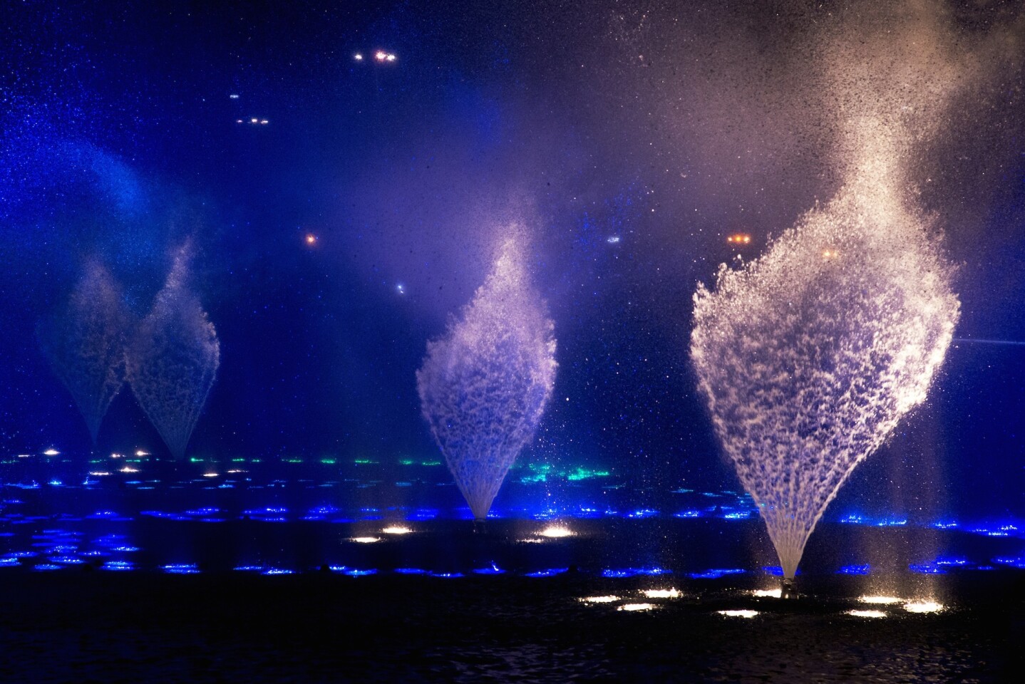 Rotating robotic arms produce arches and "pirouette" effects (Photo: WET)
