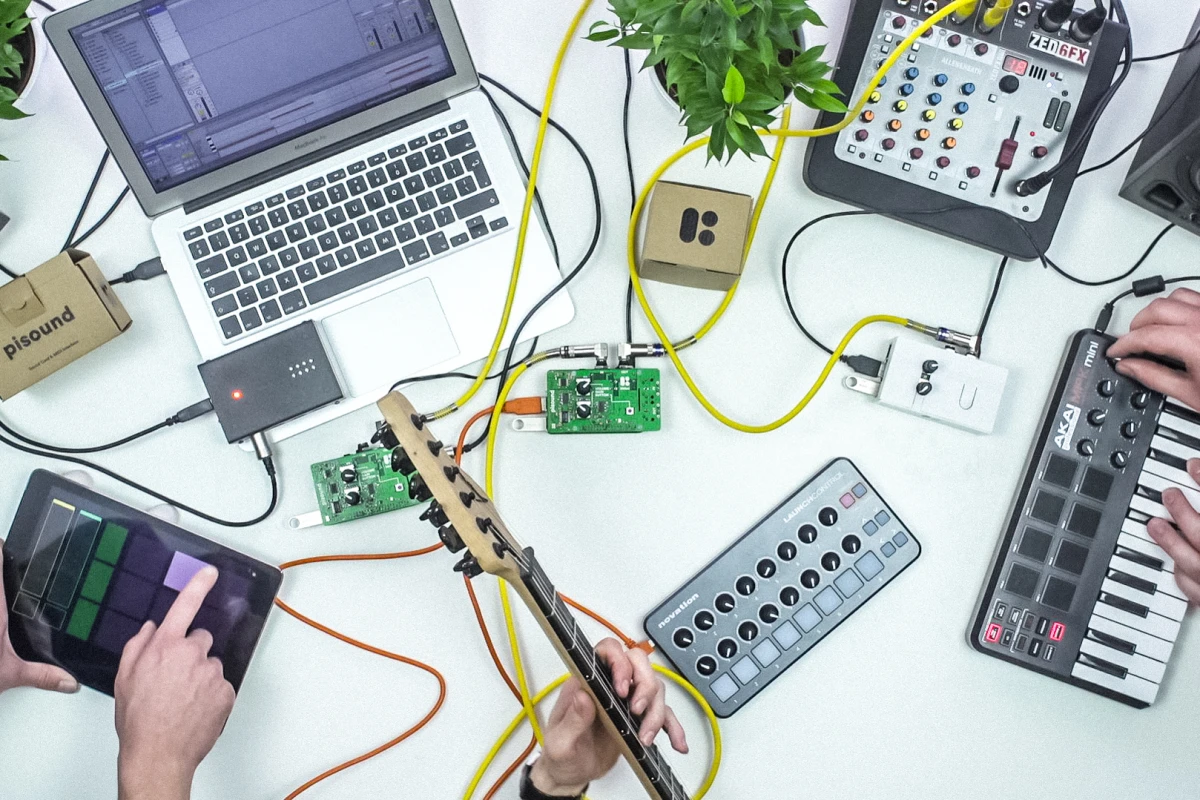 The pisound attaches to the Raspberry Pi's 40-pin header and allows audioholics and musicians to interface their hardware with audio software running on the inexpensive project computer