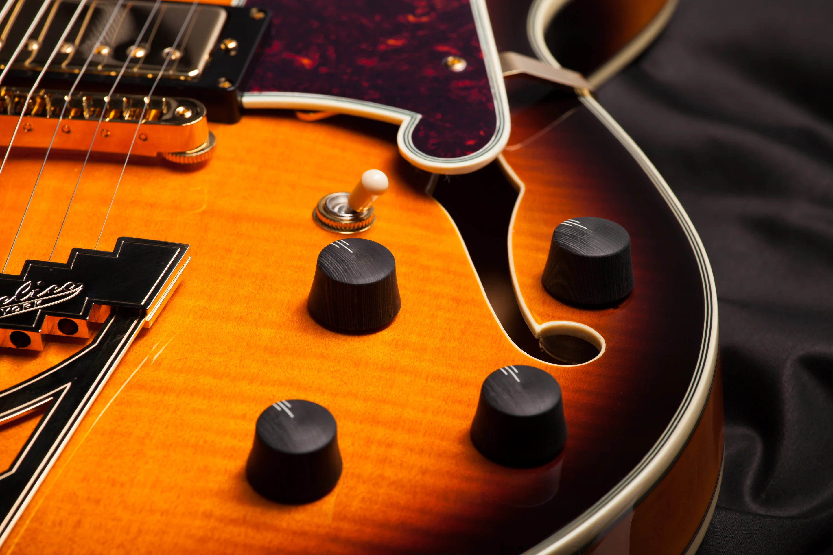 Detailing of the D'Angelico EX-SS reissue guitar