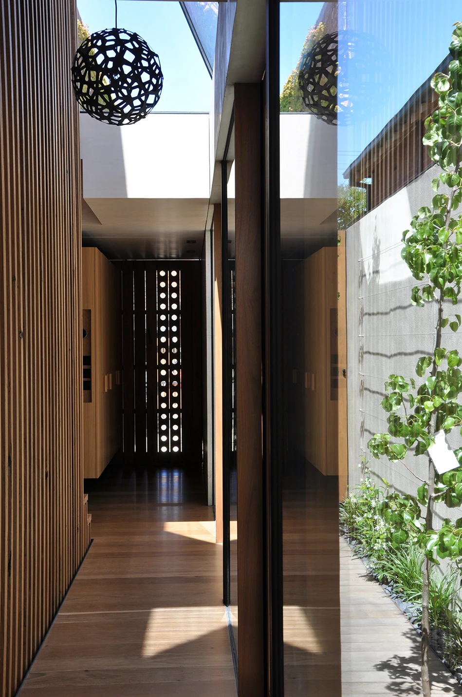 The Beach Avenue home is tucked away behind neighboring properties (Photo: Edoardo Campanale for Gizmag)