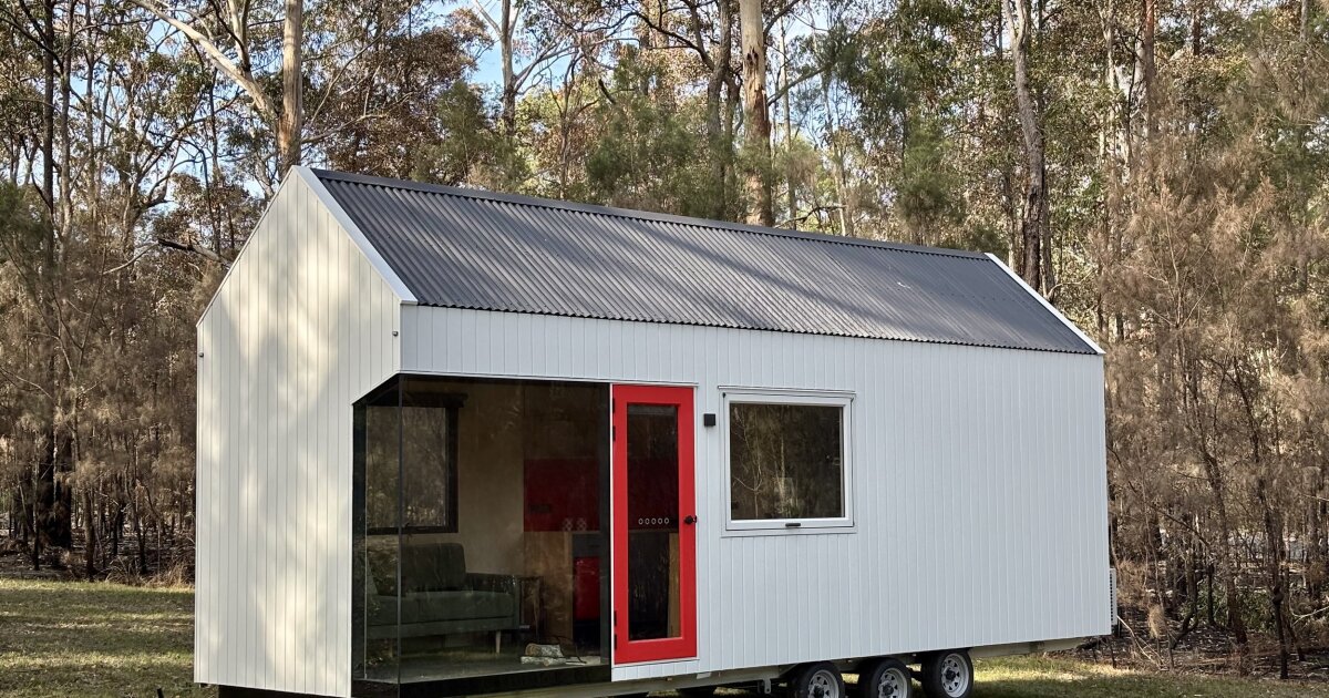 Rumah mungil satu lantai menempatkan fokus pada cahaya matahari dan pemandangan