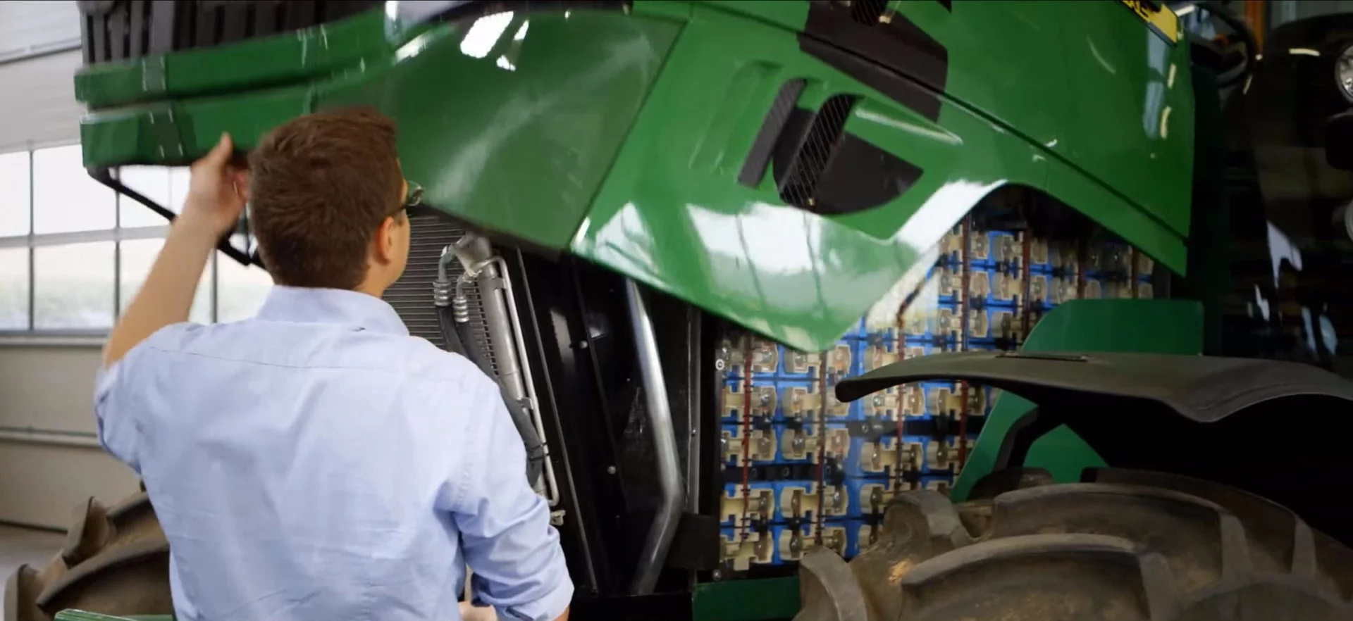 John Deere's SESAM electric tractor: powered by a whopping lithium battery pack under the hood