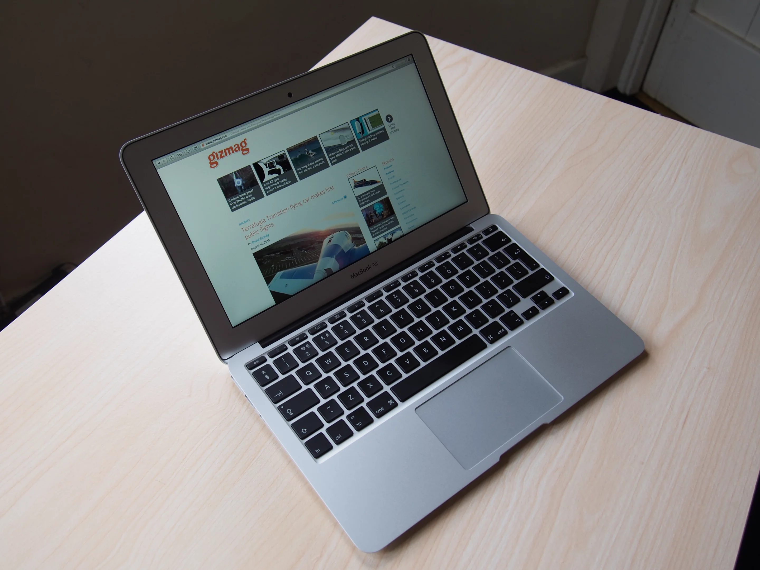 Gizmag reviews the latest model 11-inch MacBook Air