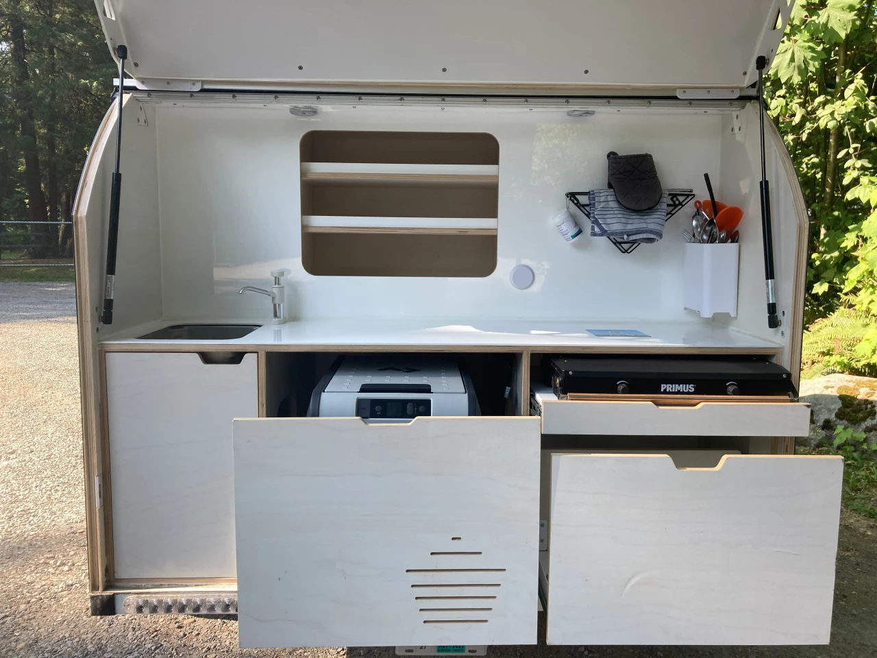 The new inset kitchen shelf and deeper central slide-out compartment team up for a more well-equipped kitchen