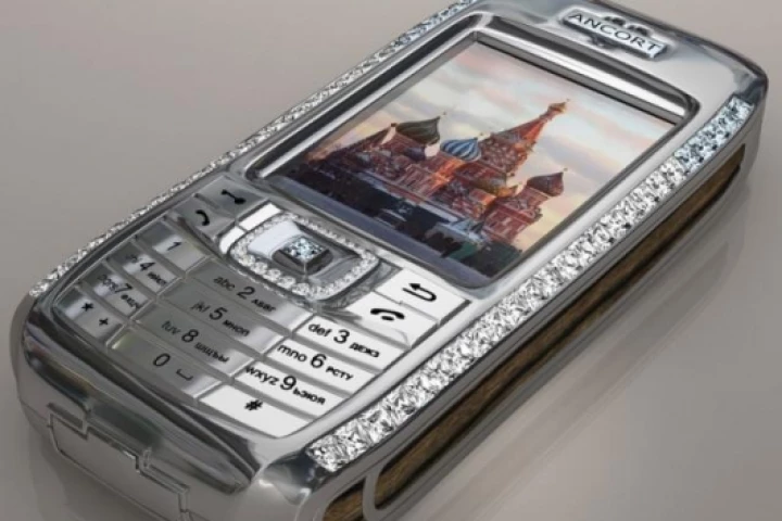 A Sony Ericsson T68 that has been glitzed by Peter Aloisson