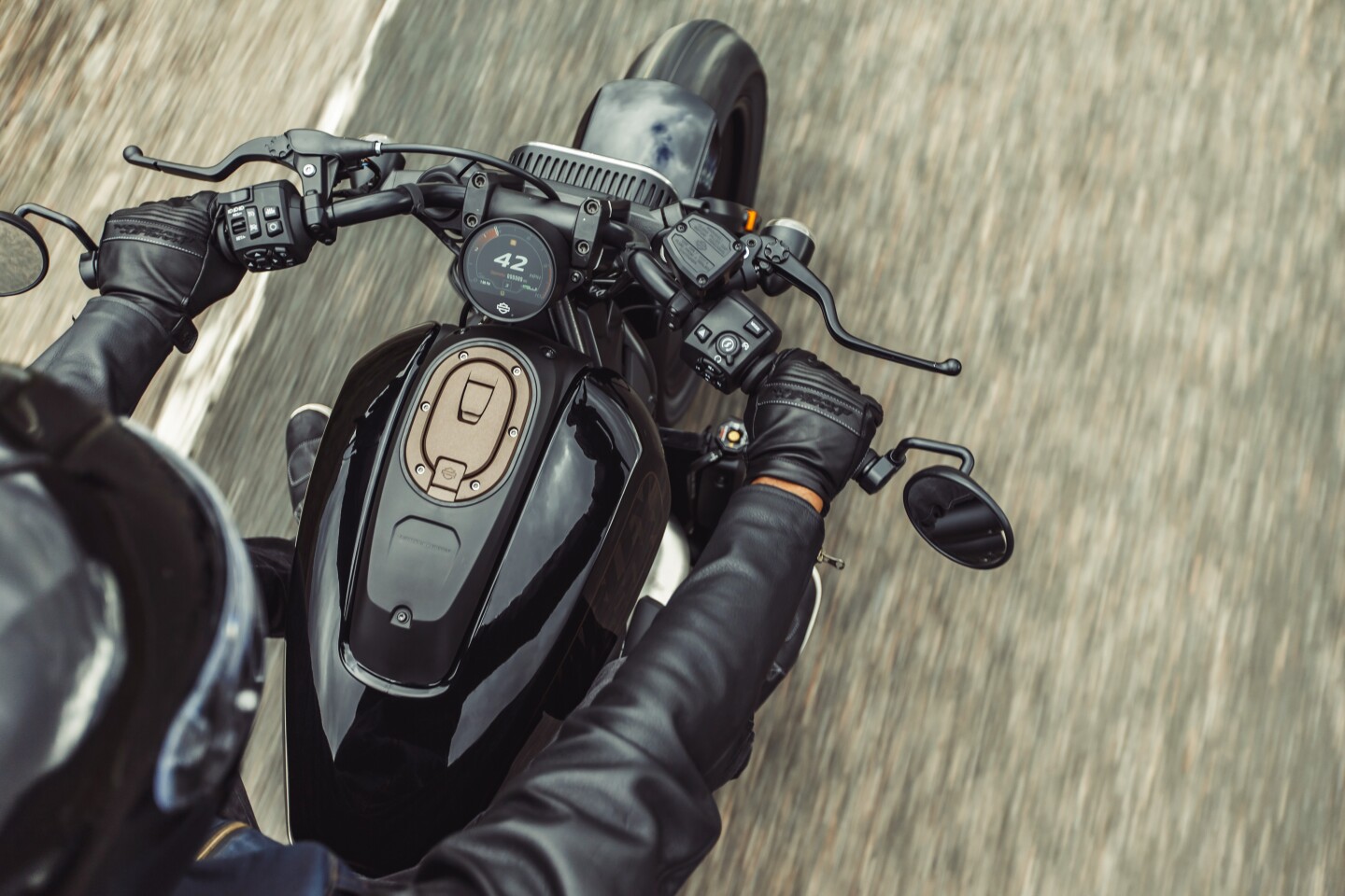 The TFT screen of the 2022 Harley-Davidson Sportster S is controlled via buttons on both sides of the handlebars