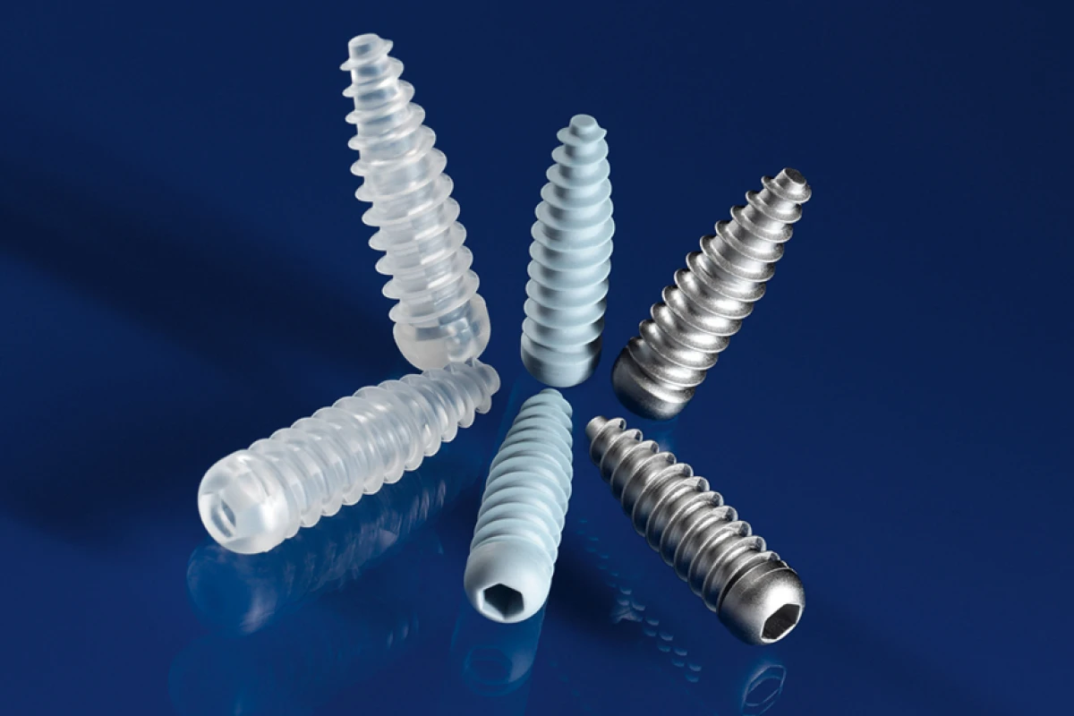 From the left: interferential screws made of polylactic acid, hydroxylapatite and medical stainless steel (Image: Fraunhofer IFAM)