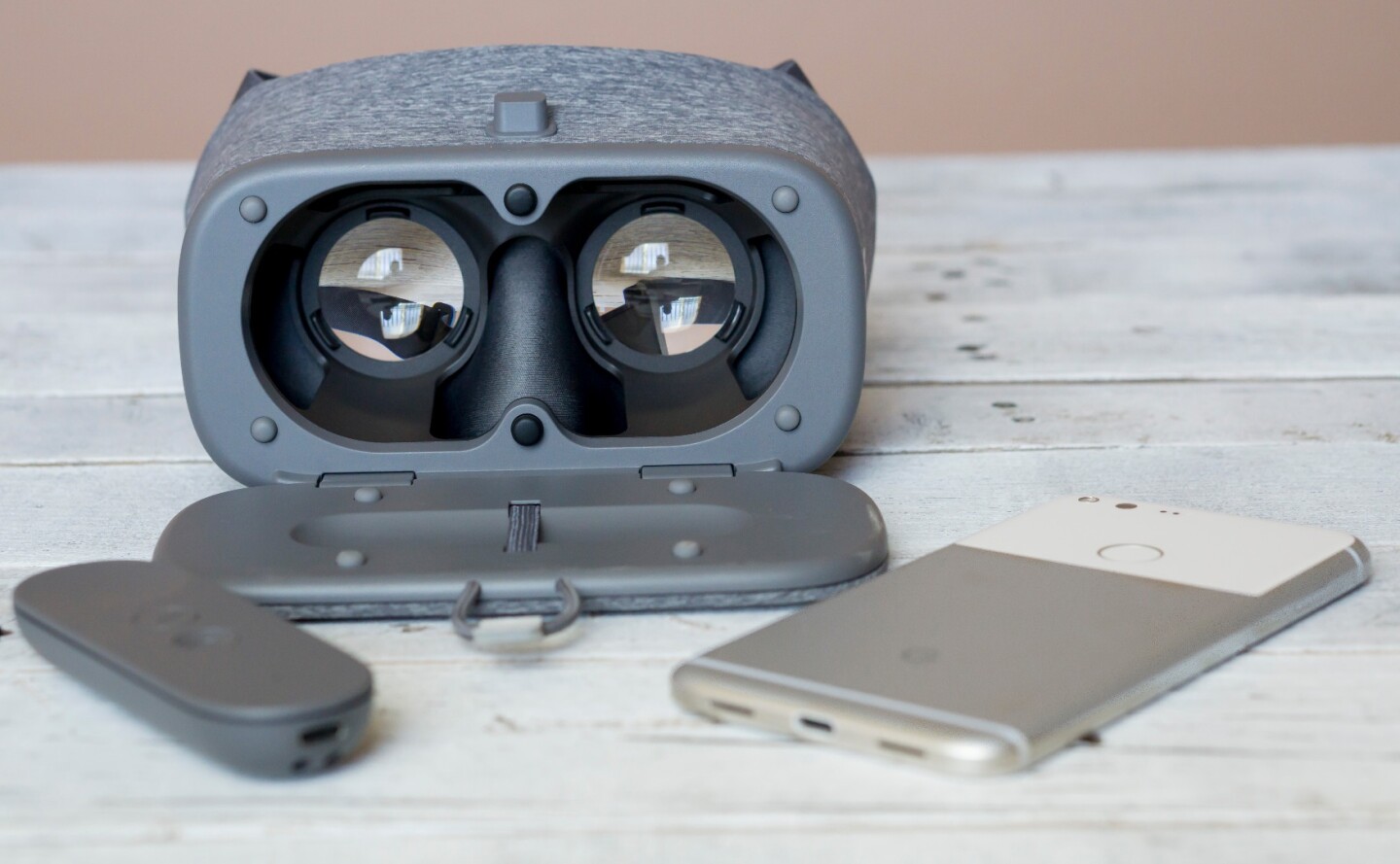 Daydream View: headset, controller, phone