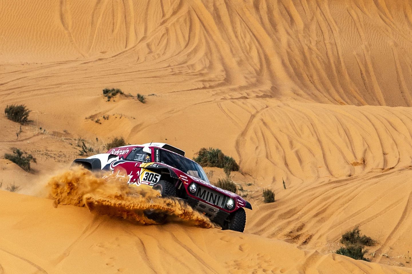 Sainz and Cruz surf the sand dunes like waves