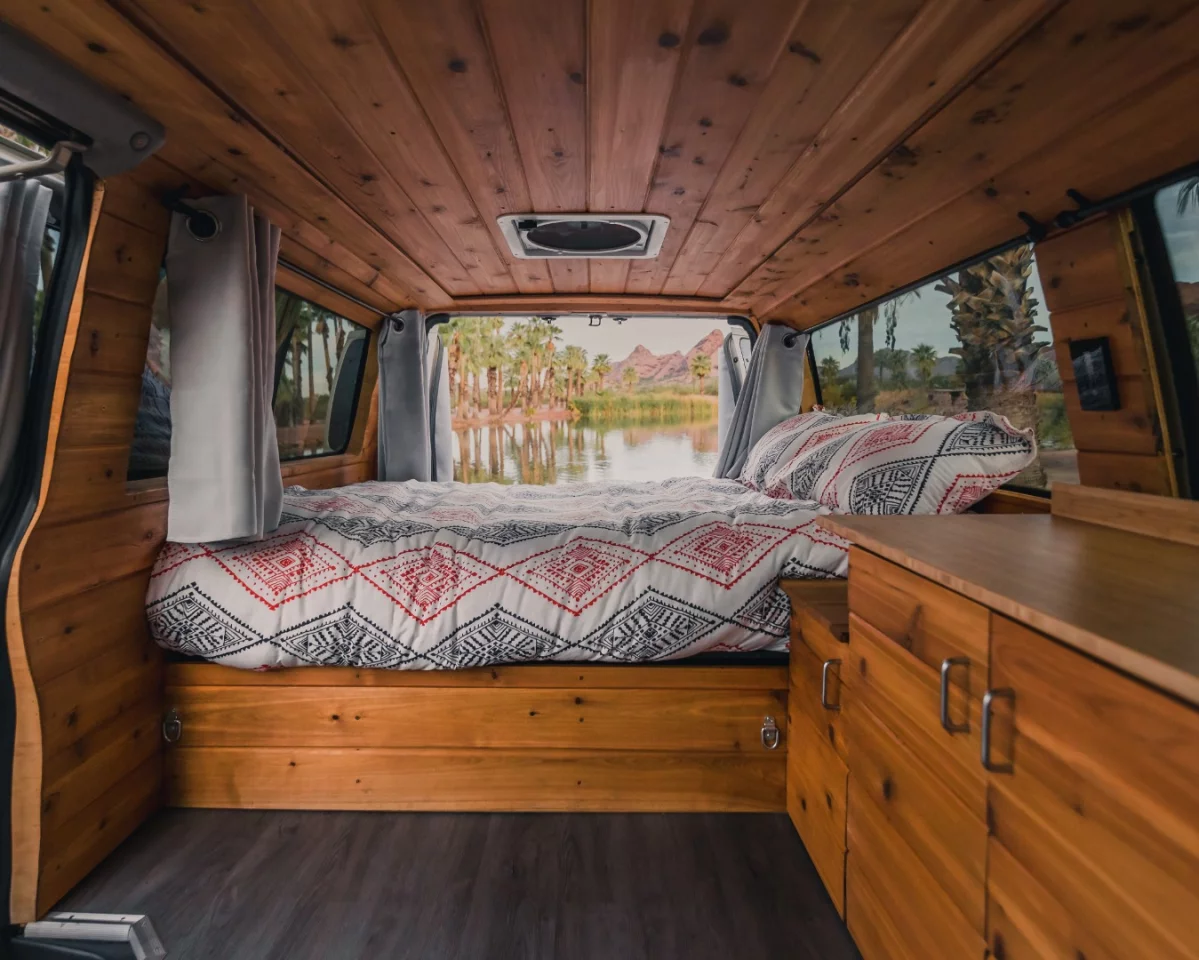 A look at the transverse rear bed of the Boho "Iris"
