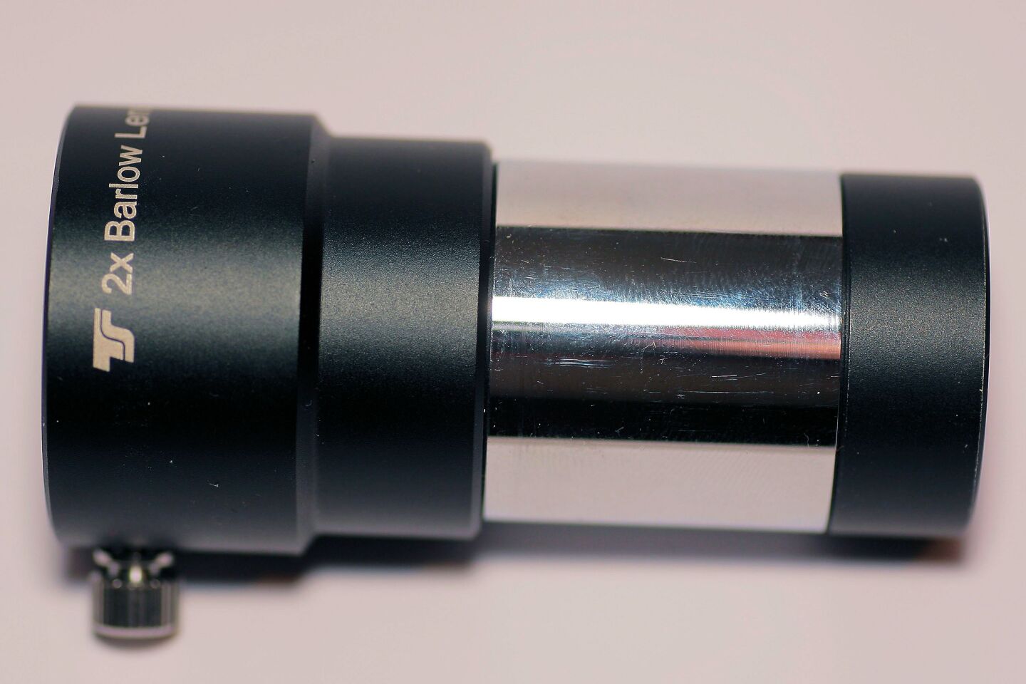 A typical two power Barlow lens. The metallic tube fits into your focuser, and an eyepiece fits into the blackened tube (Photo: kapege.de via Wikimedia Commons)