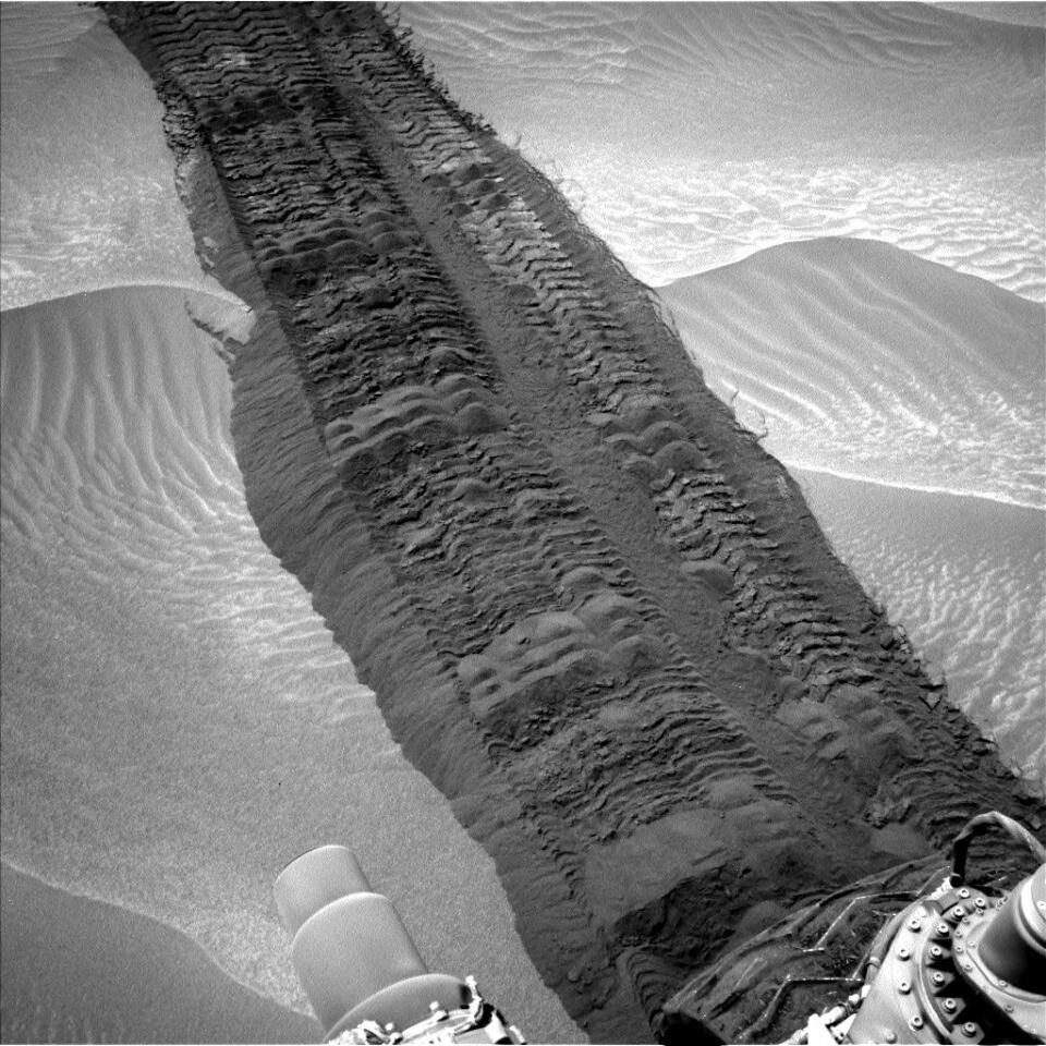 Image of tracks left by Curiosity taken the day before the second anniversary (Image: NASA)