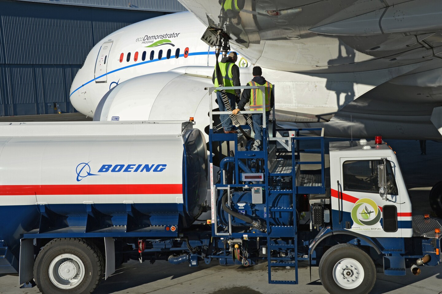 The test aircraft is fueled up with the green diesel/jet fuel blend (Photo: Boeing)