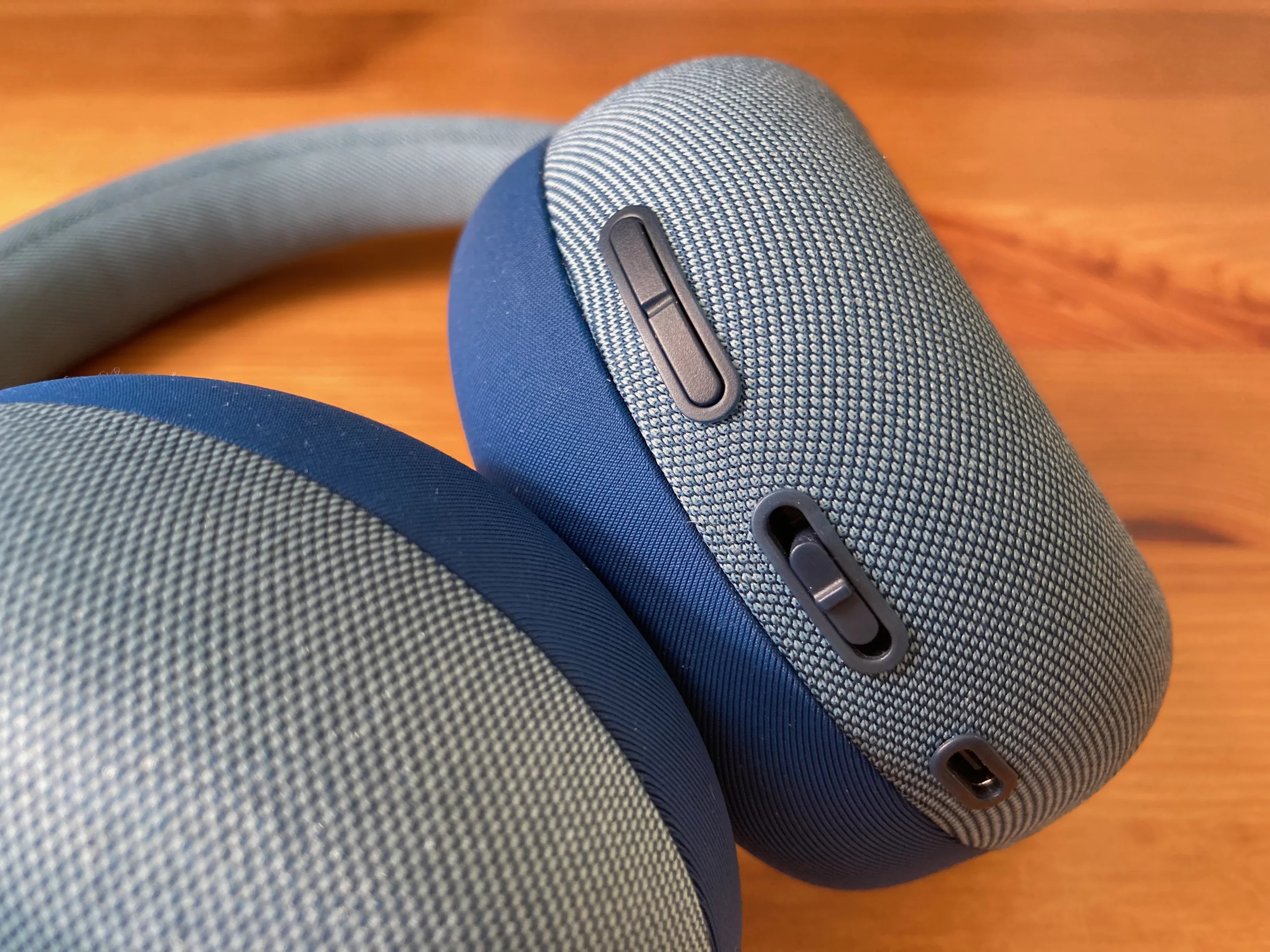 Easily-accessible switches are used for tasks such as adjusting volume and skipping tracks on a Bluetooth-linked smartphone or other device