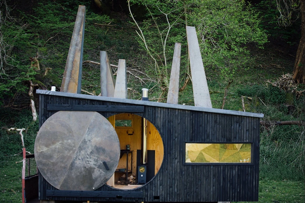 The cabin is built using atimber structure, stained black timber cladding, plywood interior andCor-ten steel roof skylights
