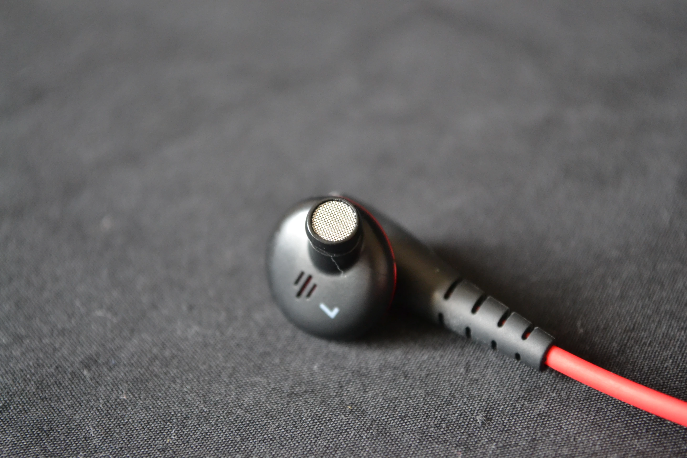 The MS 200s have a frequency response of 10 Hz - 27 kHz, a total harmonic distortion of less than 1 percent at 1 kHz, and a 100 dB (at 1 kHz) sensitivity