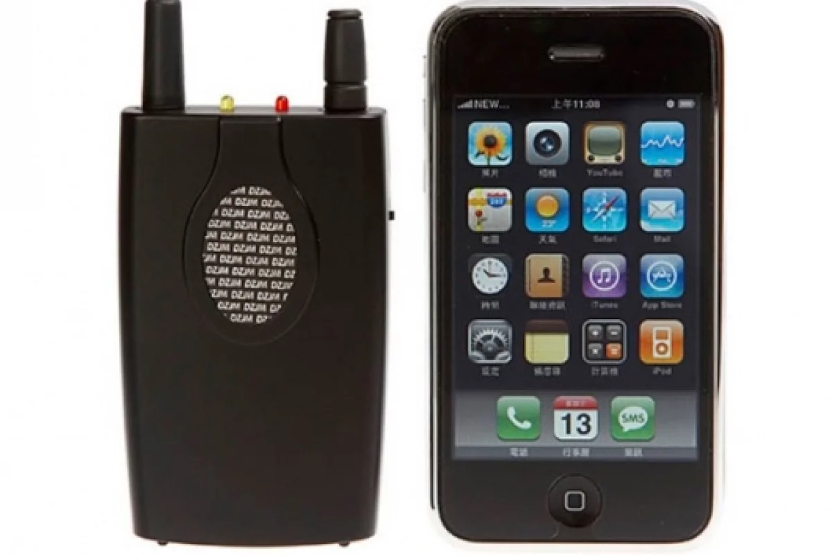 The Hand-held Portable Universal Cell Phones JammerPic courtesy Oh Gizmo.