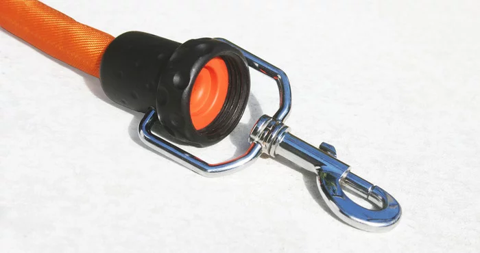 One end of the leash sports a tap connection, plus the clasp to secure to your dog's collar, while the other sports an adjustable spray nozzle and neoprene handle