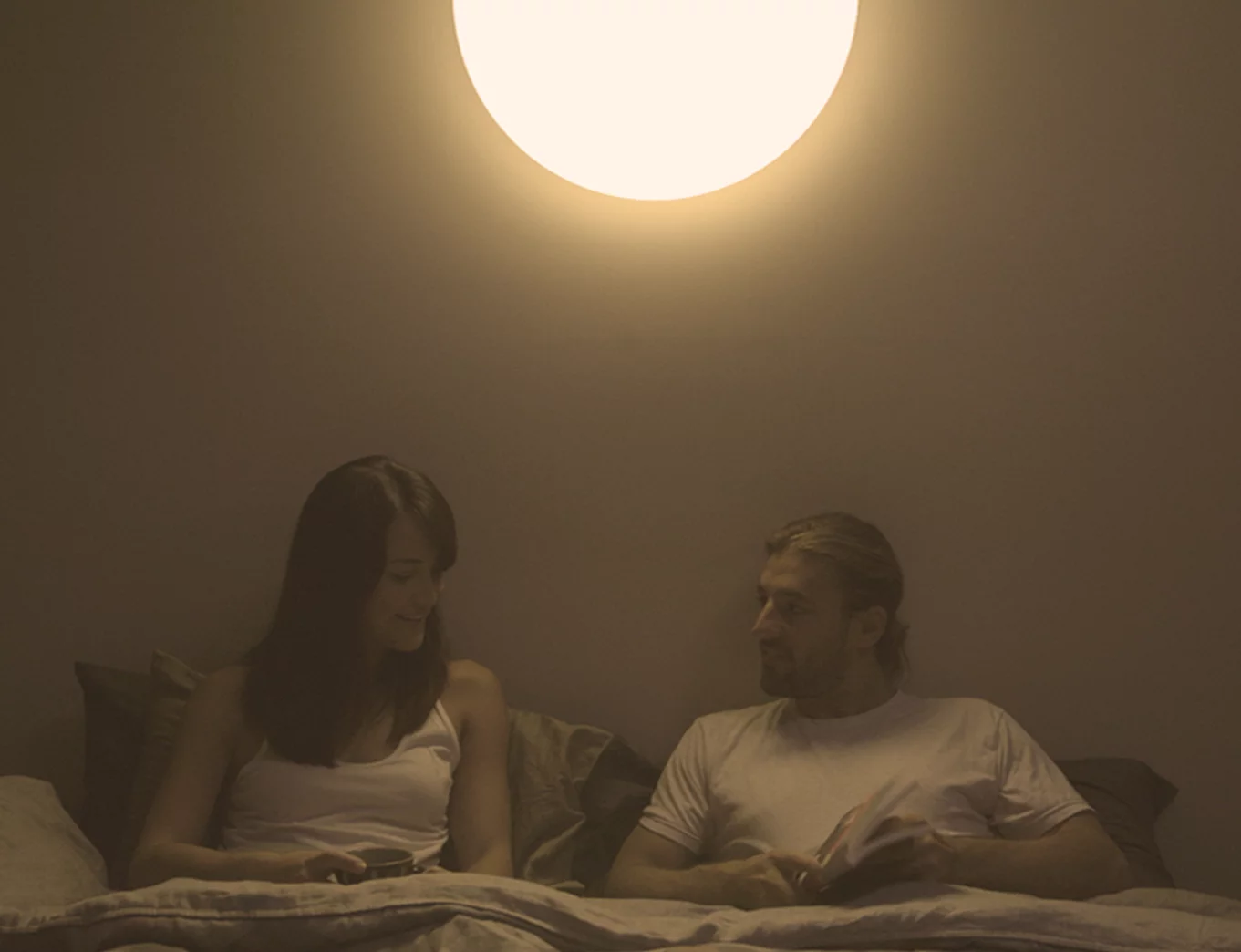 Once paired with an iOS or Android device, the Sunn Light detects its latitude and longitude, and adjusts its behavior to suit the natural rhythm of the sun in that area