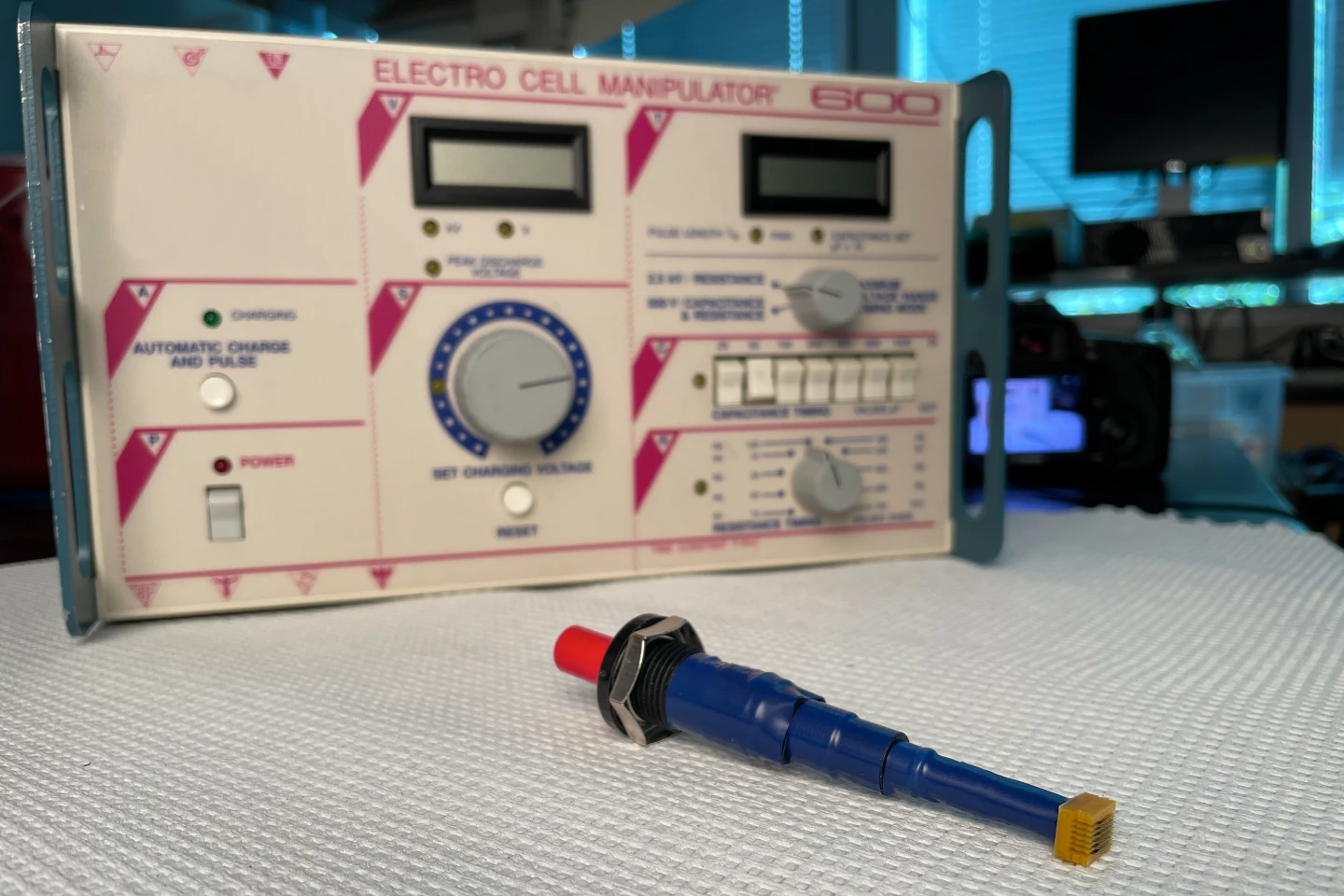 The ePatch (bottom) alongside a traditional electroporation machine